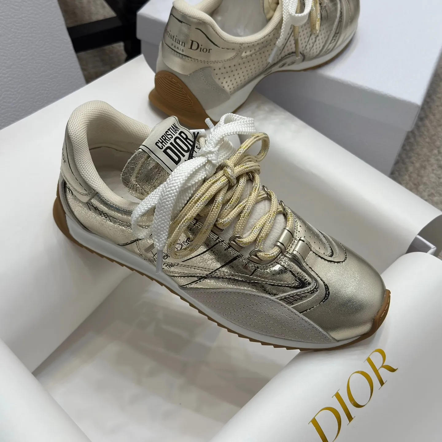 👟👟Ex-factory price 580👟👟 Original purchase and development 𝐂h𝐑𝐈𝐒𝐓𝐈𝐀𝐍 𝐃𝐈or This Dior Vibe Dior sneaker incorporates Dior's haute couture spirit and reinterprets the classic running shoes, moral training shoes. Forrest Gump shoes. Matched with Oblique Printed 3D printing technology reproduces the original fabric to create a contrasting modern style. The details are displayed with a 3D effect, and the iconic details of the logo decoration on the side and back are further embellished. It complements various casual or elegant items to create a modern look.  ✅The tongue is decorated with the Christian Dior PARIS Logo in 3 different colors and overlapping fabric lines. It is consistent with the original version. It is full of details. Welcome to compare and compare with the ordinary version on the market. ✅The original rubber TPU sole is decorated with the DIOR logo. The convex and concave rubber sole is decorated with the Christian Dior lucky star symbol. ✅Size: 35-40 (41 can be customized)